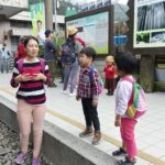 「等一下火車來要小小心喔」