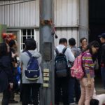 認真的聽老闆解說